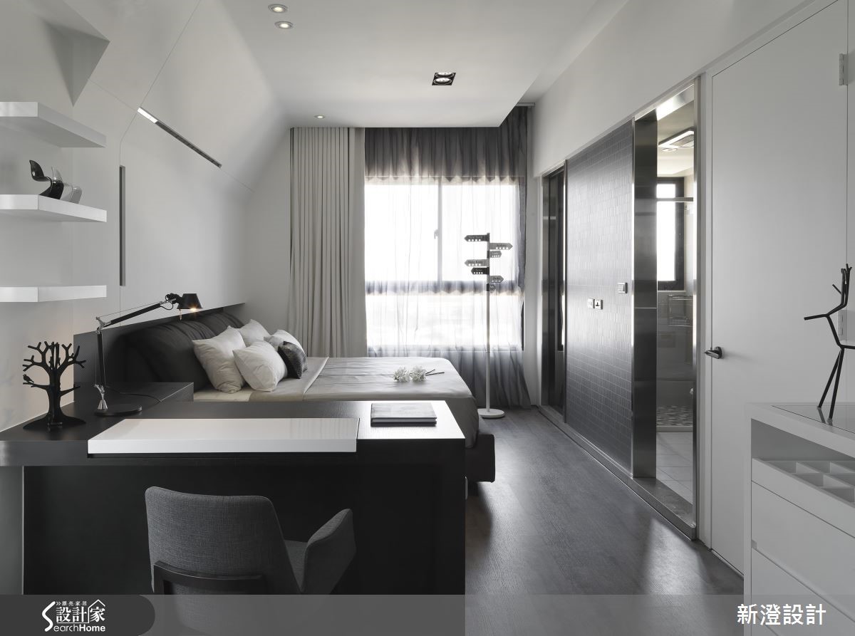 步入位於新竹市香山區的 34 坪居宅，酷黑與純白的強烈